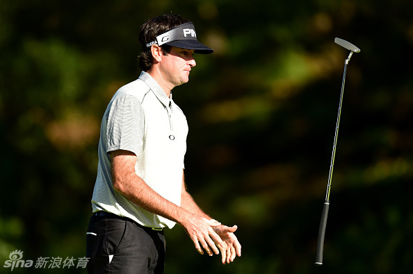 罗里·麦克罗伊自信从容地行走在风景如画的球道上，迈向新的挑战