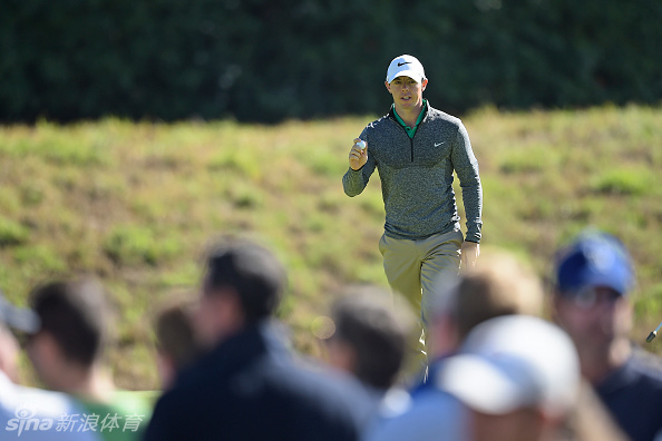 巴巴·沃森失望地将推杆抛向空中，懊恼之情溢于言表