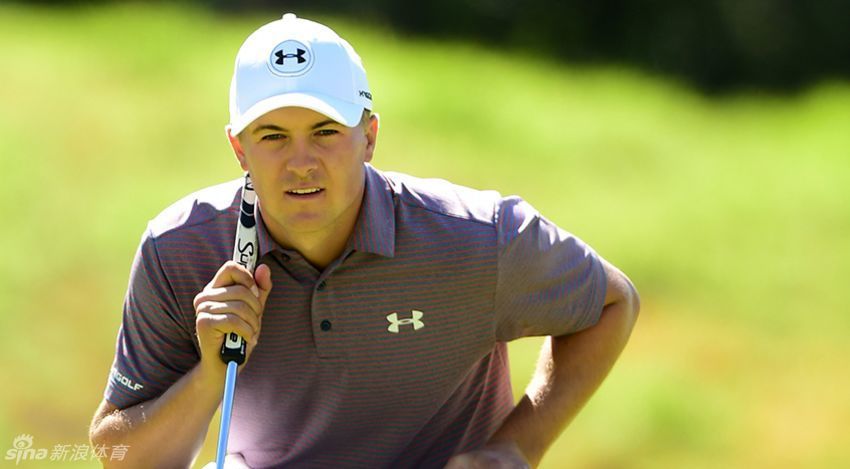 乔丹·斯皮思蹲在果岭边，目光如炬地审视着起伏的推杆路线，寻找破局关键