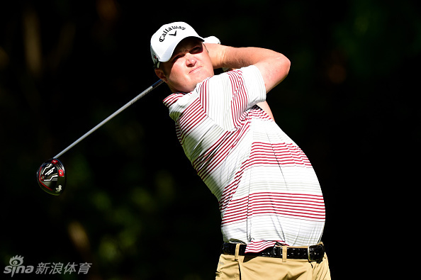 简森·科克拉克全神贯注，挥杆动作如教科书般标准，小球应声飞向远方球道