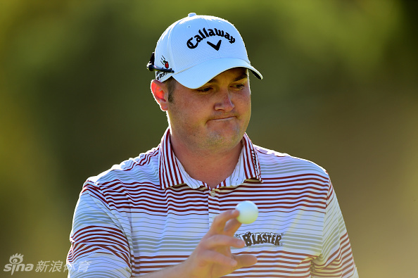 切兹·里维在发球台上完成一次干净利落的开球，身形挺拔，姿态优雅