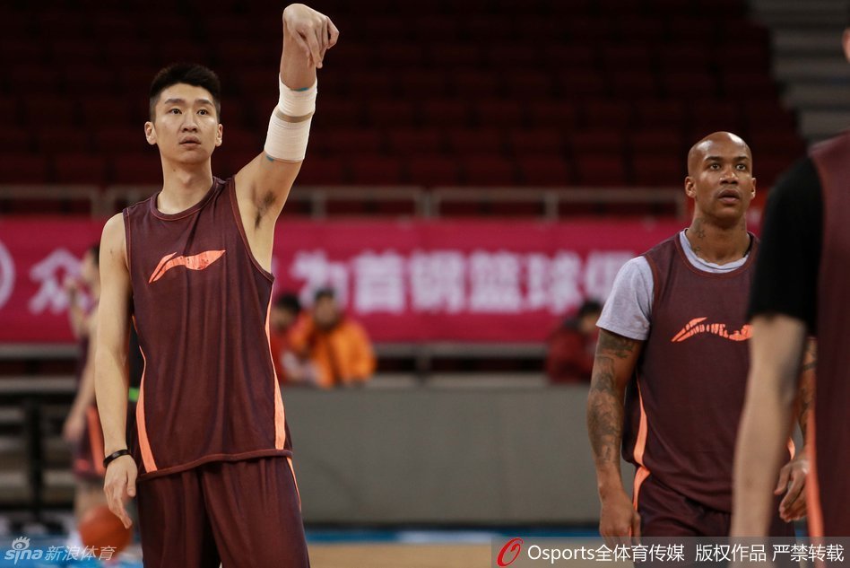 翟晓川在一次快攻训练中高高跃起，单手劈扣篮筐，他的动作舒展而充满力量，展现了北京首钢年轻锋线在季后赛前积蓄的充沛能量。