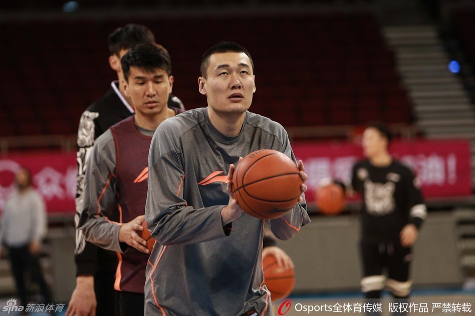 可兰白克在训练中面目紧绷，每一个折返跑都竭尽全力。这位以防守著称的斗士哪怕在训练场也会把自己练到缺氧晕倒，只为突破身体的极限。