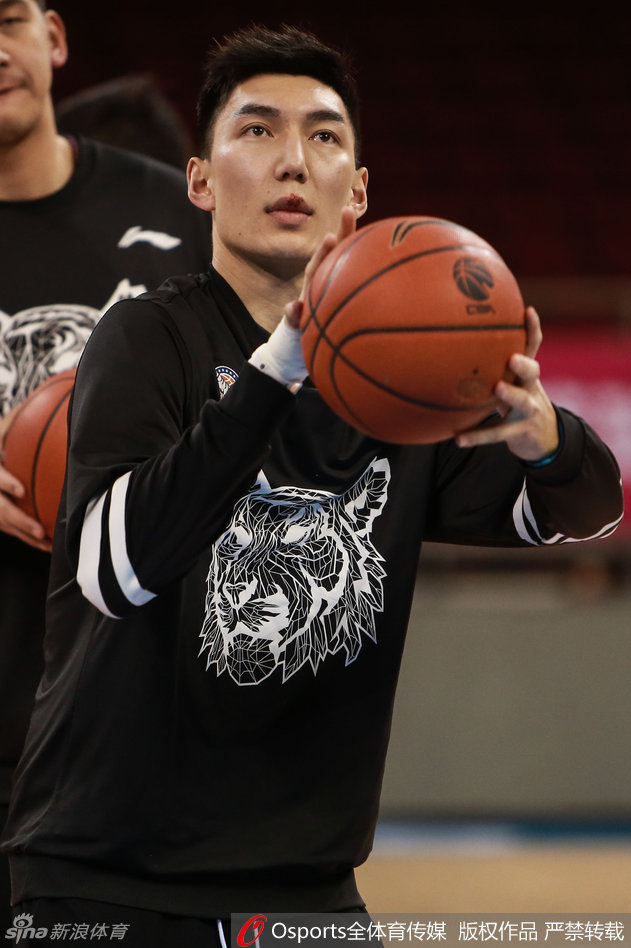 布莱切脸上挂着轻松的笑容，看起来心情不错。这位天赋异禀的大外援性格豪爽，场上的他偶尔也会因私心发些牢骚，但只要他咧嘴一笑，就意味着球队的内线有了最可靠的轴心。