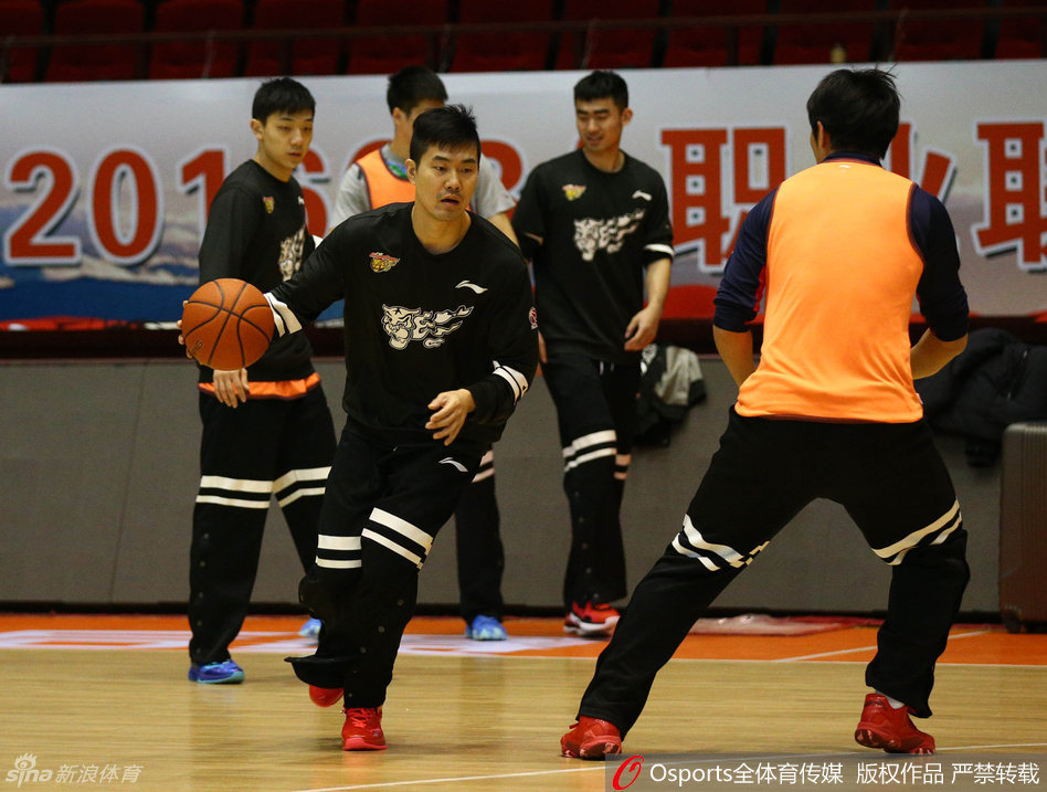 场边的杜锋指导双手环抱胸前，目光如炬地注视着场上的一举一动，他在思考着如何用兵布阵来限制火力凶猛的山东队双外援。