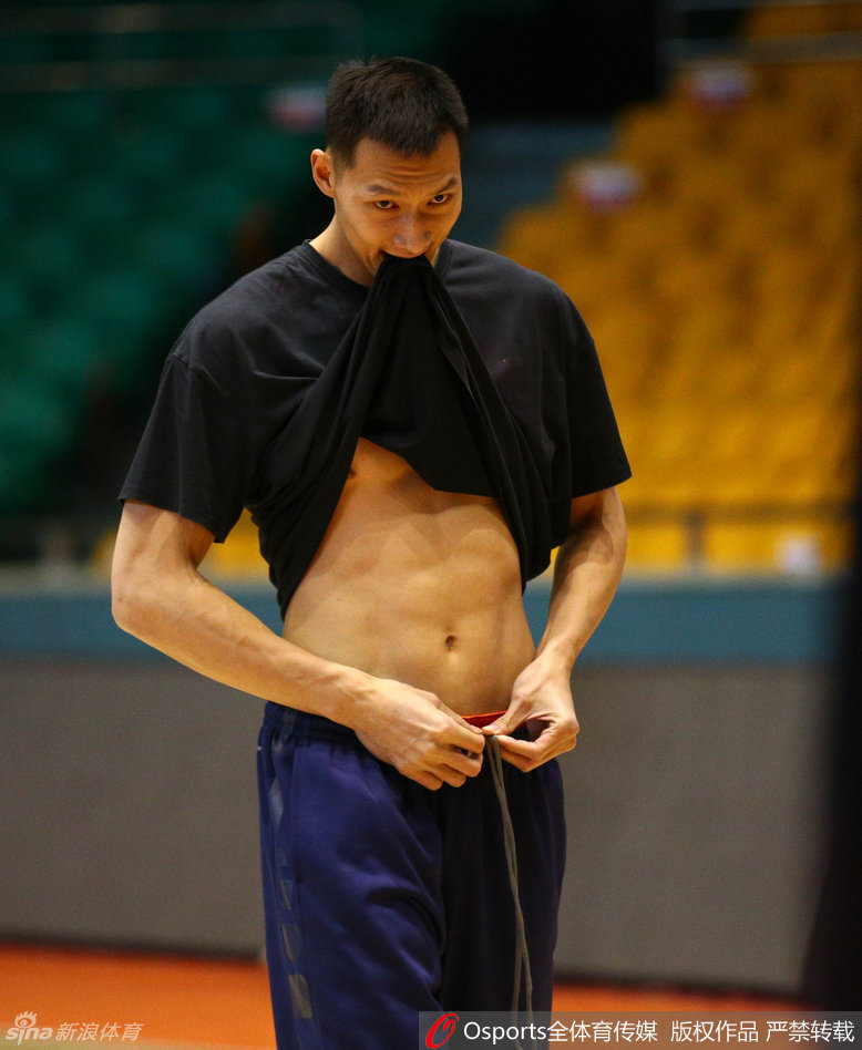 球队灵魂易建联在热身时脱下外套，隆起的手臂肌肉线条分明，展现出了极佳的备战状态，眼神中充满了对胜利的渴望。