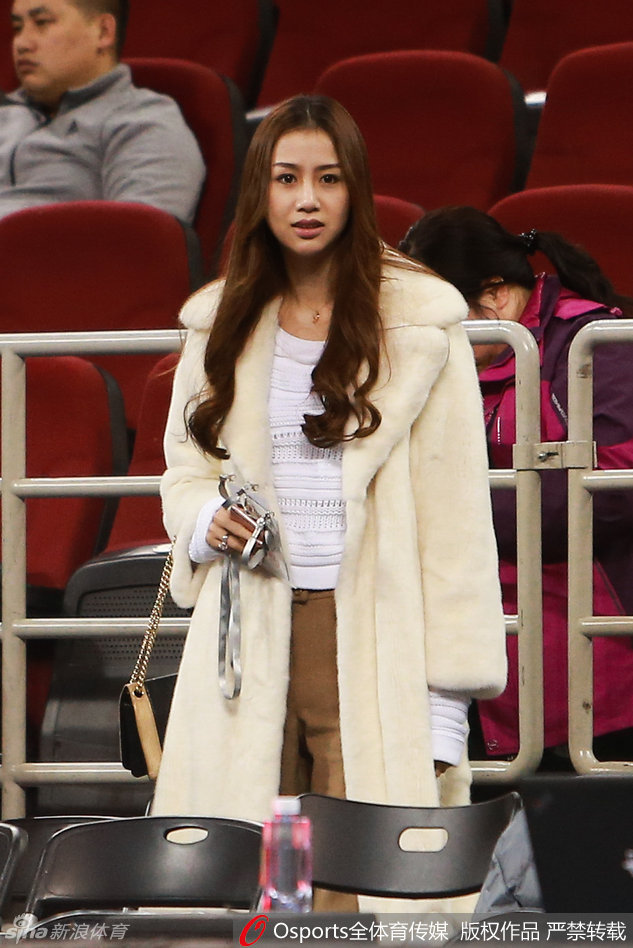 陈露与场边的观众亲切合影，脸上洋溢着灿烂的笑容。尽管只是一场季后赛的较量，她却始终保持着优雅与得体的姿态，如同场下最美的风景线，让激烈的比赛多了一抹柔和的亮色。