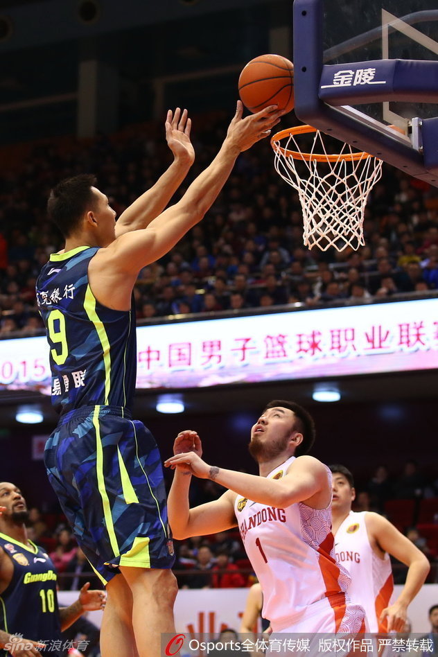 易建联如空中霸王般单手劈扣，展现中国篮球第一人的霸气