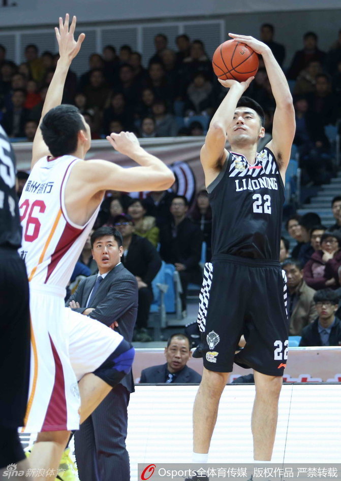 低调的“国产魔兽”李晓旭，在三分线外架起炮台，他坚毅的目光直视篮筐，出手的篮球在空中划出一道精准的弧线，这是他除了篮板保护外又一杀人利器。