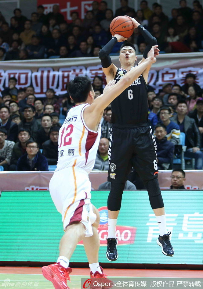 外援对决高潮迭起，哈德森如灵猫般穿梭于防守缝隙中，他迎着补防球员高高跃起，指尖轻柔地将球送向篮筐，完成一次精彩的上篮。