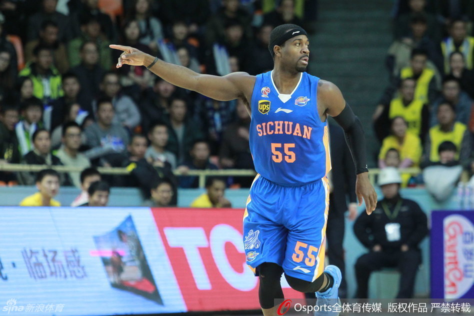 四川男篮主帅杨学增场边运筹帷幄，神情笃定，他麾下的三外援军团已将客场变为屠宰场。