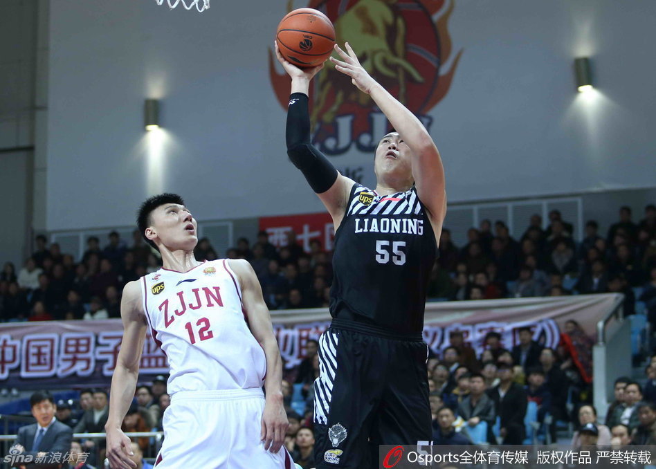 郭士强指导在场边情绪激动地向技术台比划着，他张开的双臂和急切的表情，仿佛要将场上每一个细节都掌控在手中，为弟子们争取最有利的判罚。