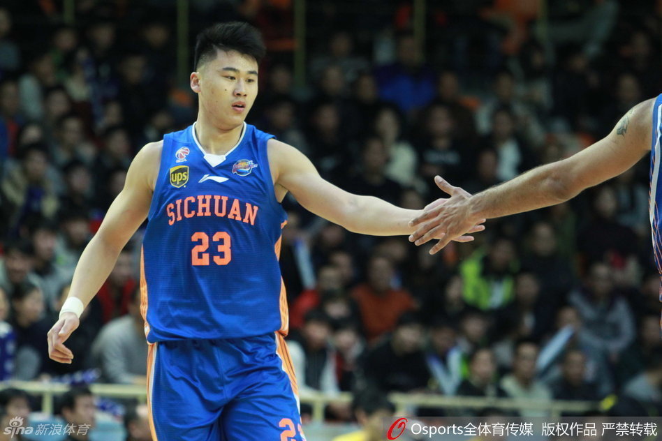 广厦外援霍尔曼特写，这位内线悍将在场上奋力拼抢，即便面对惨败也未放弃对每一个球的争夺。