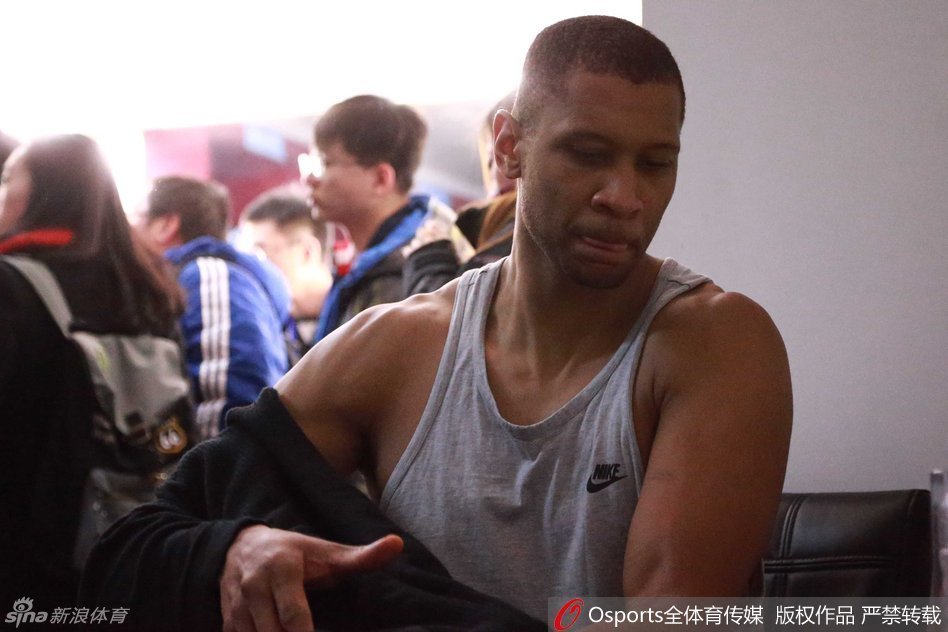 莫里斯面色沉重，他紧咬着牙关，尽管数据依然可观，但面对布莱切的狂暴表现，内心的挫败感难以掩饰。