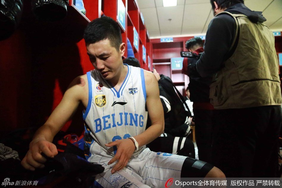 翟晓川表情失落，汗水浸湿了他的球衣，尽管砍下21分，但胜利的溜走让这位拼命三郎难掩沮丧。