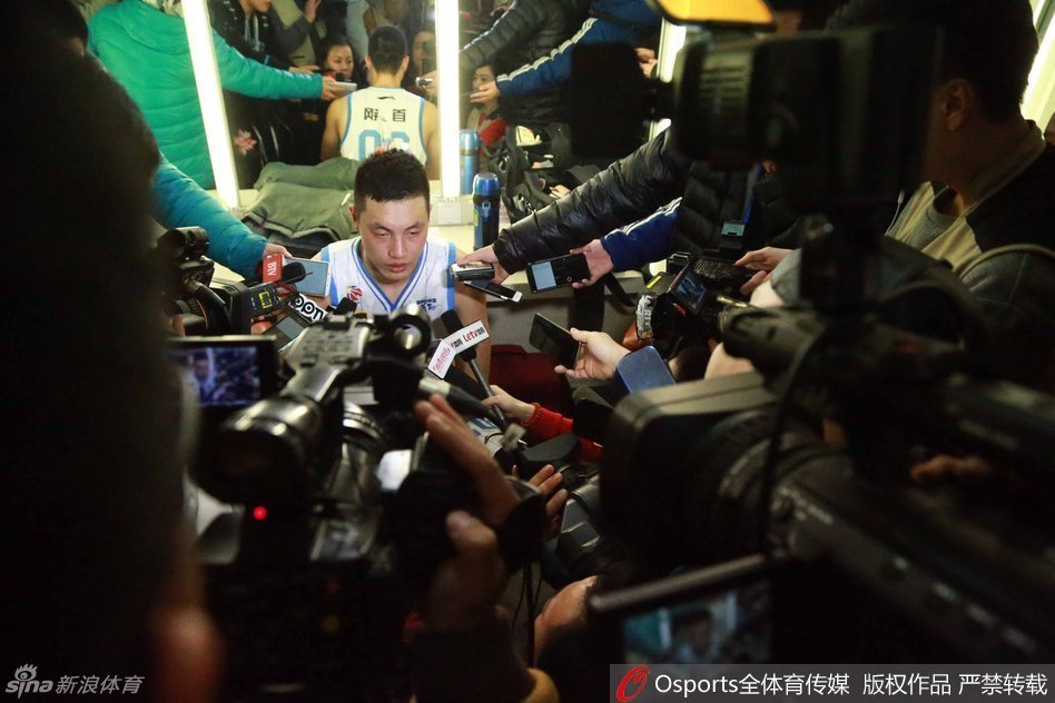 张松涛神色失落，他在内线的轮转中拼尽全力，却依然无法阻挡对手的狂轰滥炸，背影写满了无奈。