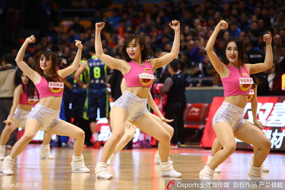 一位篮球宝贝在退场时回眸一笑，尽管比赛失利，但她甜美的笑容依然能融化人心，展现了赛场之外温情的一面。