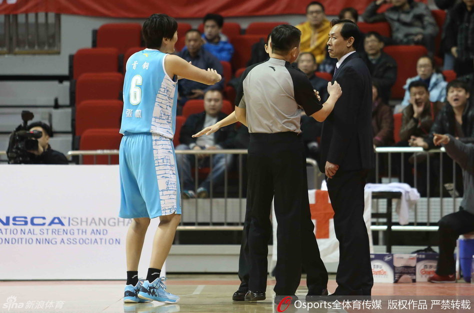 新疆队外援布拉切在低位背身单打北京防守球员，他利用强壮的身体卡住位置，准备转身攻击篮筐。