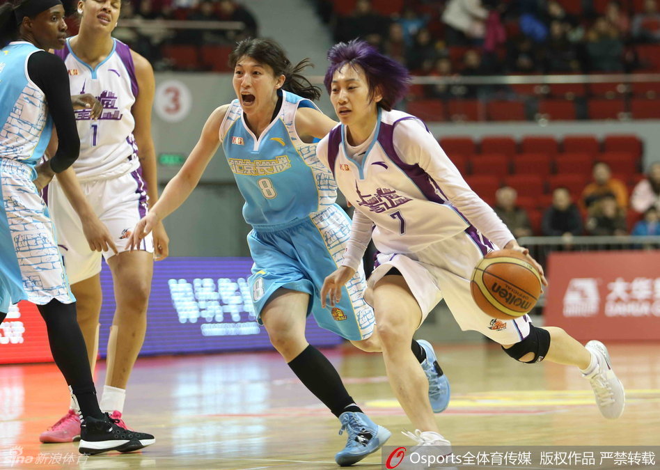 北京队员迎着防守高高跃起，在空中舒展身体，完成一次精彩的上篮瞬间，整个球馆的目光都聚焦于此。