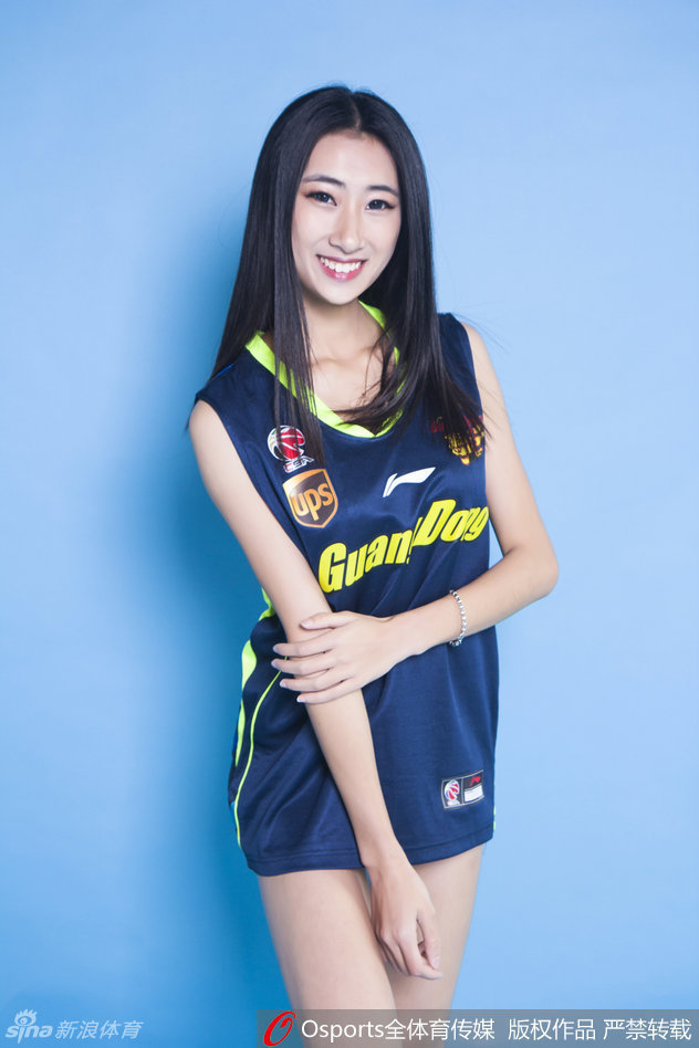 灯光下，一名篮球宝贝手举花球指向天空，仿佛在指引着胜利的方向，也象征着广东宏远向总冠军发起冲击的坚定决心。