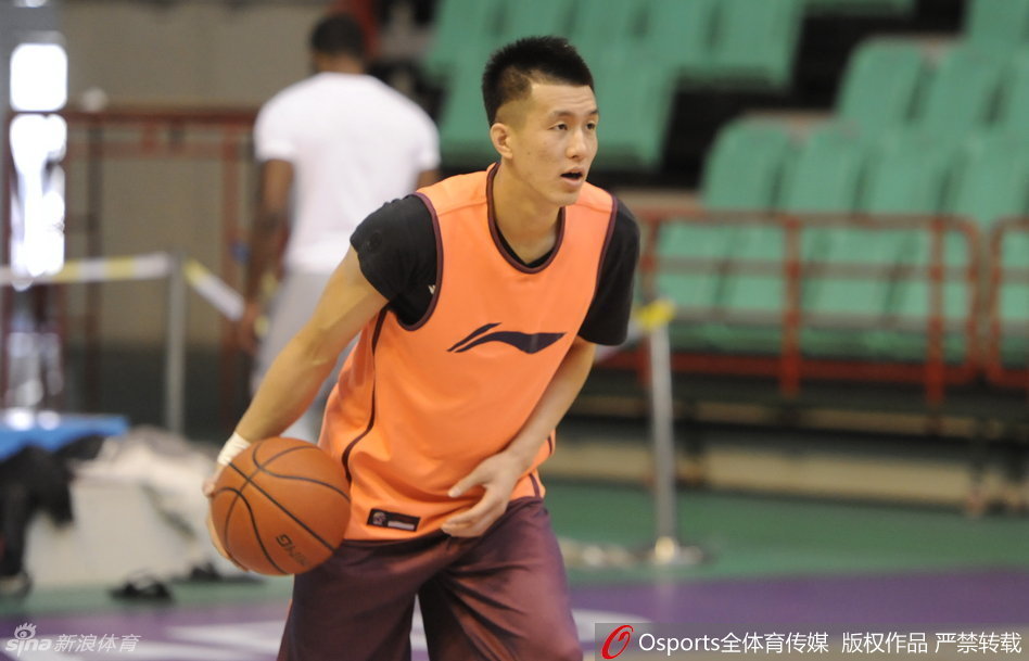 郭士强指导双手抱胸神情严峻地抵达训练场，标志性的银发在灯光下闪烁，目光如鹰隼般扫视着场内的一切，那份不怒自威的气场让原本喧闹的球馆瞬间安静了几分。