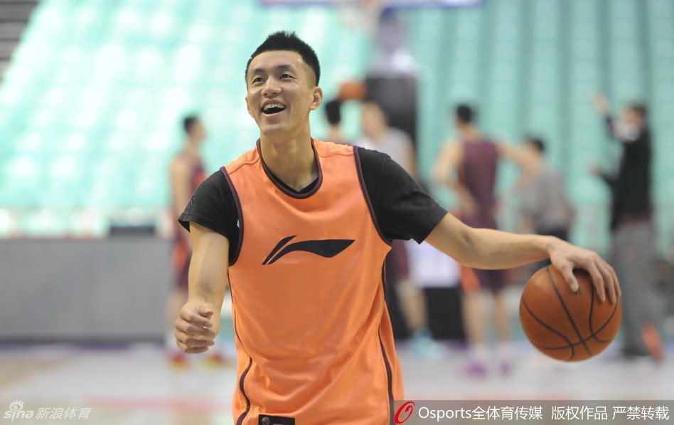 郭艾伦在训练场上开怀大笑，露出标志性的大白牙，眼睛眯成一道缝，仿佛刚刚用一记背后传球戏耍了队友，快乐的气氛感染了整个训练馆。