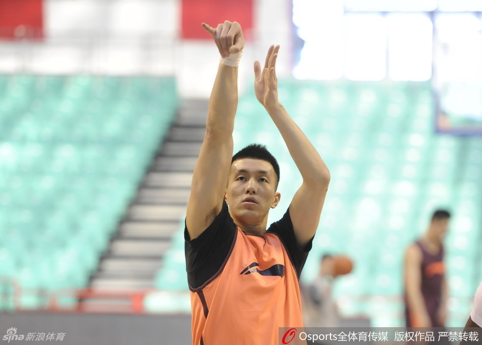 年轻的丛明晨在训练中高高跃起，完成一次舒展的双手暴扣，他的眼神里充满了初生牛犊不怕虎的锐气，仿佛要用这记扣篮叩开季后赛的大门。