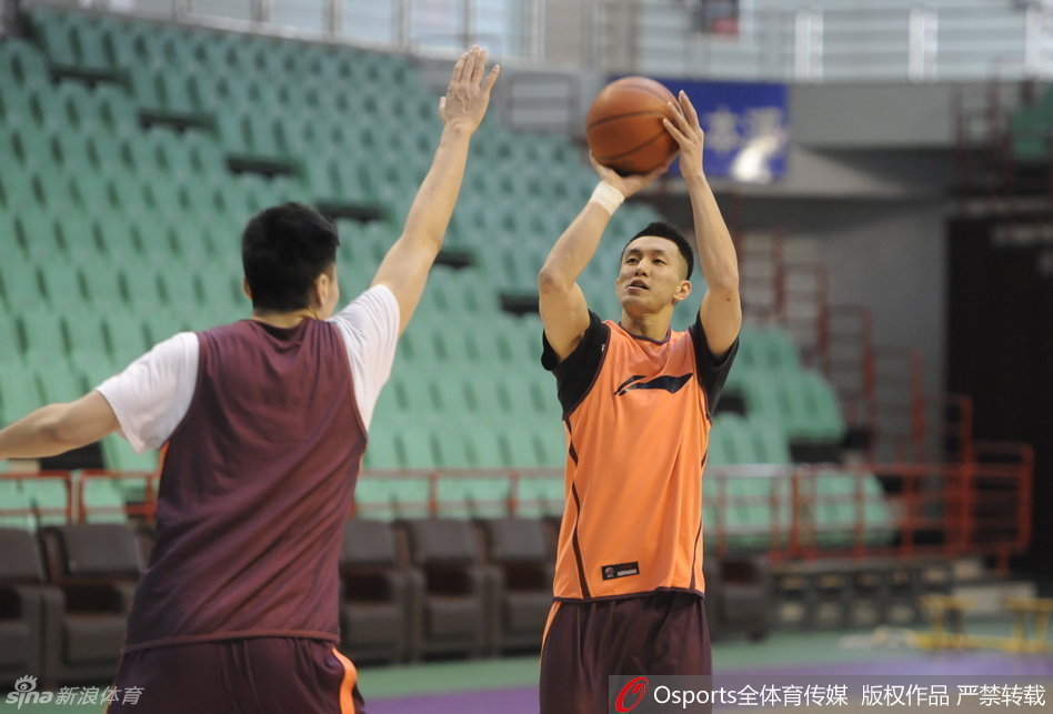 贺天举神情专注地持球背身单打，他利用强壮的身体倚住防守人，随后一个漂亮的转身跳投，皮球应声入网，动作一气呵成宛如教科书。