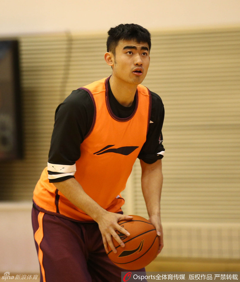 老将朱芳雨在训练中出手稳健，作为球队的历史得分王，他的经验是球队宝贵的财富