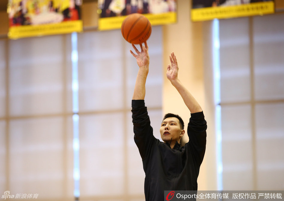 队长周鹏在训练中运球推进，身形矫健，作为攻防核心他将在季后赛承担盯防对方外援的重任