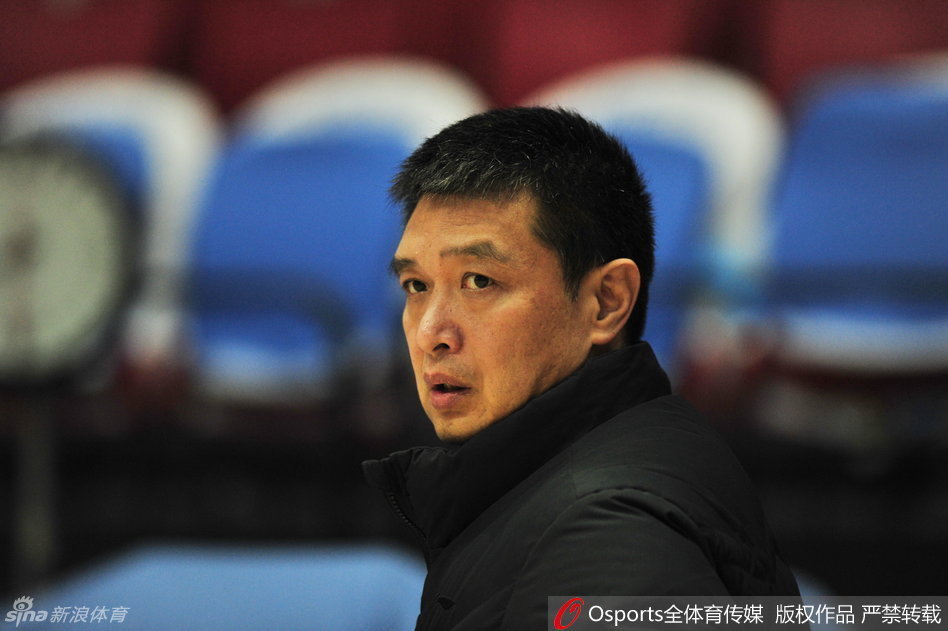 马布里戴着耳机走进训练馆，表情从容淡定，仿佛一位即将出征的将军，在赛前屏蔽所有杂念，专注于即将到来的恶战。