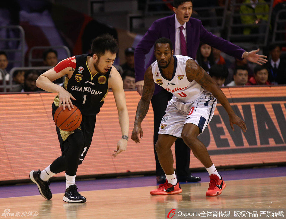 面对山东外援比斯利的强势上篮，易建联高高跃起伸出长臂，在空中构筑起一道难以逾越的屏障，完成关键封盖瞬间。