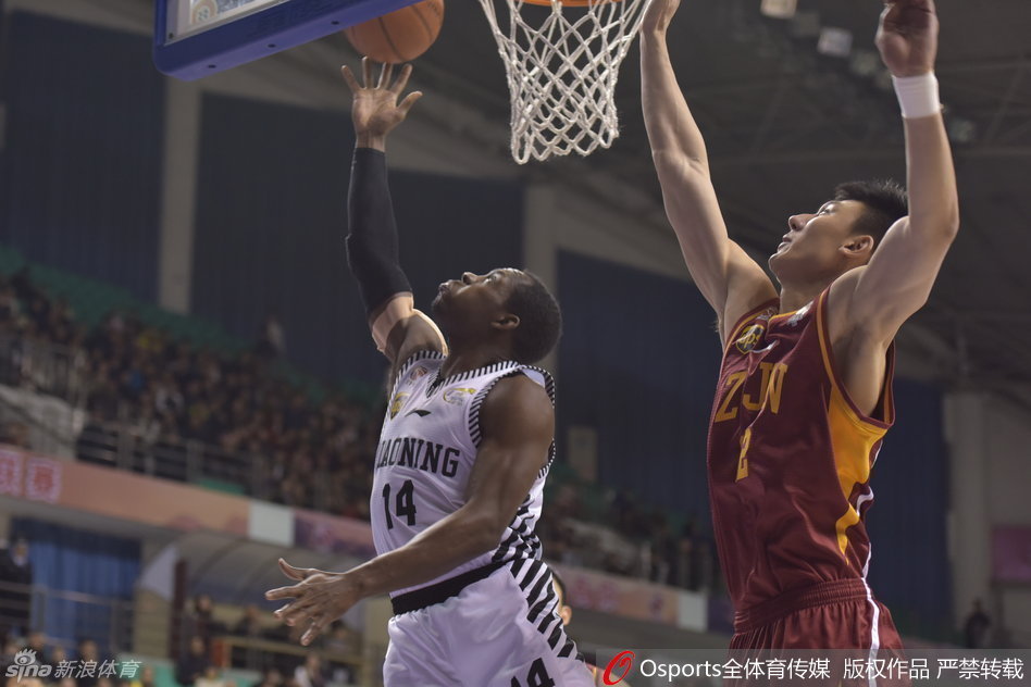 哈德森在高速运球突破中眼神犀利，一个漂亮的背后运球试图甩开贴身紧逼的防守者。