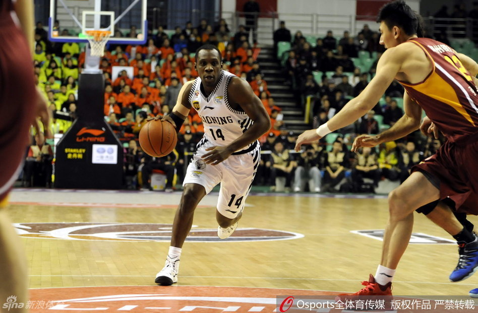 哈德森侧翼持球强行突破，防守球员被他强硬的第一步甩在身后，只能望其项背。