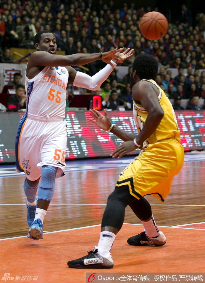 邓特蒙犹如一道白色闪电，运球过程中突然急停变向，眼神如刀锋般犀利，随时准备给对手致命一击。