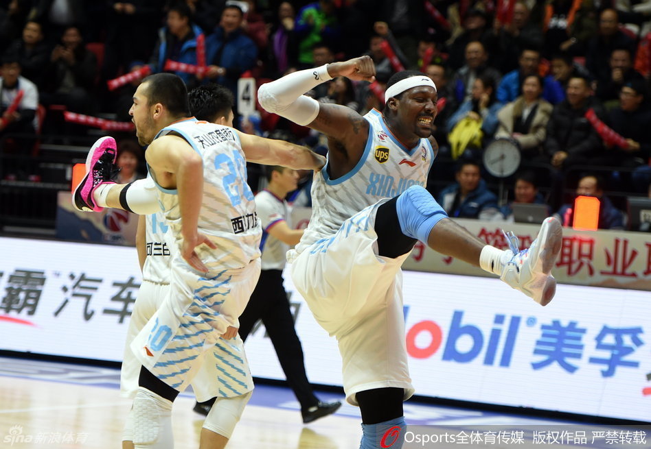 周琦痛苦地蜷缩在篮架下的地板上，眉头紧锁，汗水浸湿了球衣。队友们围成一圈，俞长栋单膝跪地，小心翼翼地按压着周琦拉伤的大腿，眼神中满是关切与担忧。