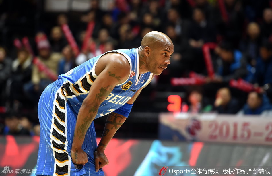 安德雷·布莱切在对方内线长人丛林中轻盈跃起，手腕柔和一抖，篮球带着完美的后旋，越过防守球员的指尖，稳稳坠入网窝，留下防守者无奈地仰望。