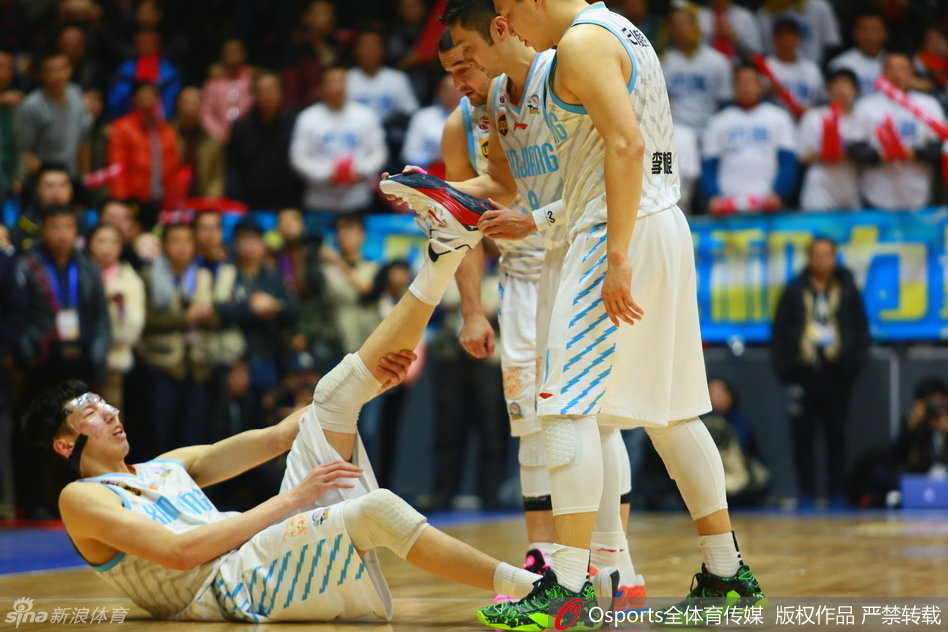 孙悦运球抬头，目光如炬，一只手高高举起，向队友明确地打出战术手势。他的领袖气质在这一刻尽显无遗，试图在混乱的局势中为球队梳理出进攻的章法。
