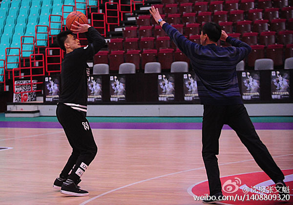 攻防转换间，郭艾伦利用灵活的脚步试图突破老爸的防线，而老爸则死死卡住身位，这一瞬间，时间仿佛倒流回了那个在辽阳老家的旧球场上。