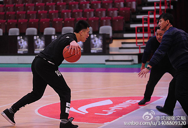 郭艾伦运球突破，父亲紧贴不放，两人手臂纠缠在一起，艾伦笑得像个孩子，这种温馨的对抗远比比赛本身更动人。