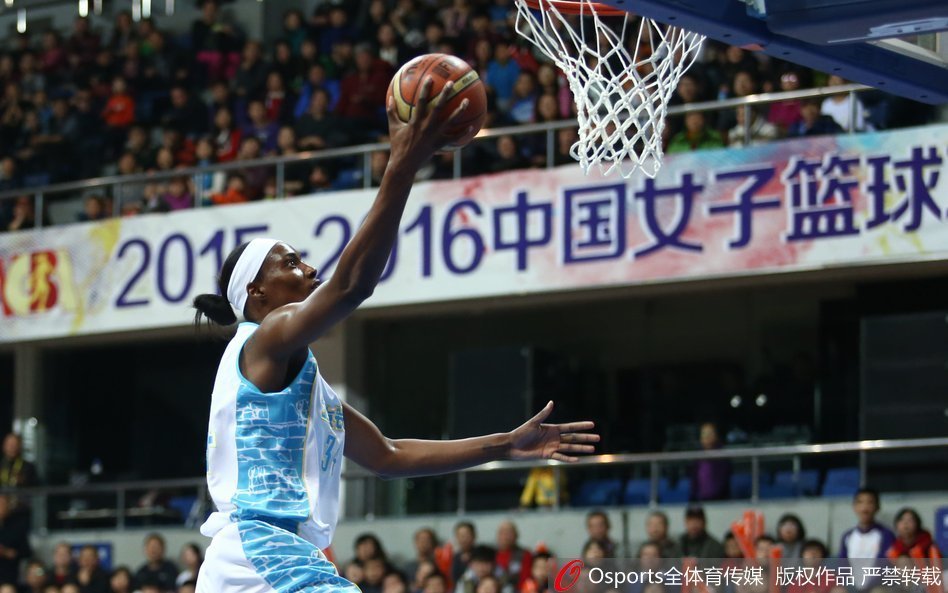 福尔斯犹如一道闪电，率先冲破上海女篮的防线，一马当先杀入对手腹地。
