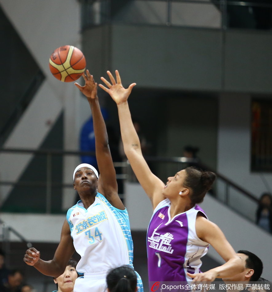 福尔斯与坎贝奇两大中锋正面硬刚，火星四溅，巅峰对决一触即发。