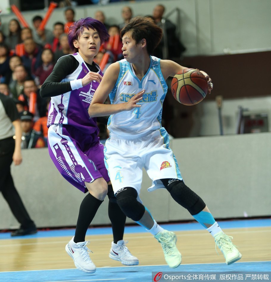 史秀峰眼神坚定，张开双臂如临大敌，用近乎贴身的防守试图阻挡对手。