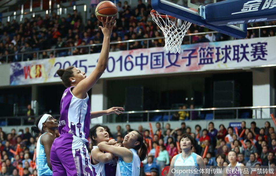 电光火石间，福尔斯腾空而起，指尖轻轻一挑，篮球划出美妙弧线飞向篮筐。