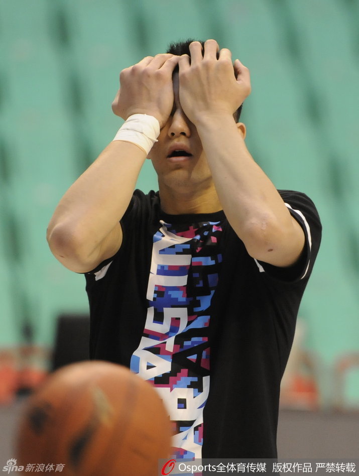 一次精彩的进攻配合后，郭艾伦与队长杨鸣在场上进行简短的战术交流，眼神中透露出默契与坚定。