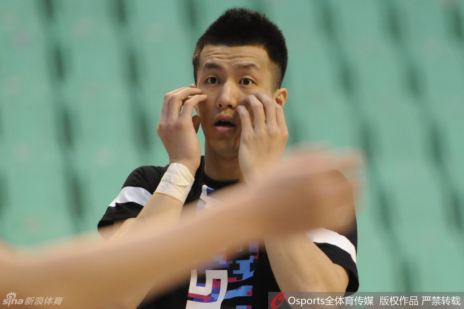 外援莱斯特·哈德森在场上短暂停时目光深邃望向远方，似乎正在心中推演着接下来的进攻战术，令人琢磨不透。