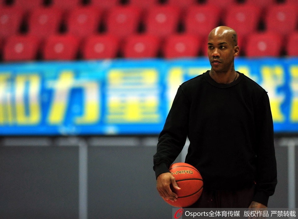 老将张庆鹏在训练结束后依然加练投篮，坚毅的背影与娴熟的控球节奏相得益彰，诠释了何为‘家有一老，如有一宝’的定海神针作用。