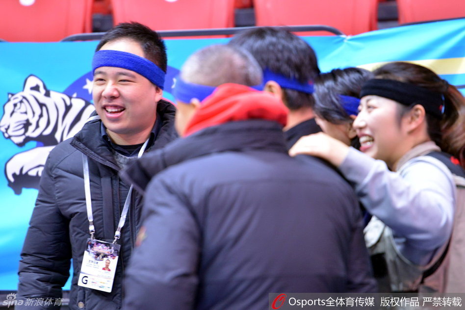 赛场边的看台上，除了激烈的比赛，几位戴着发带的媒体人员成为镜头之外的焦点，他们表情严肃，专注于自己的工作，发带则无声地诉说着他们对公平竞赛的理解。