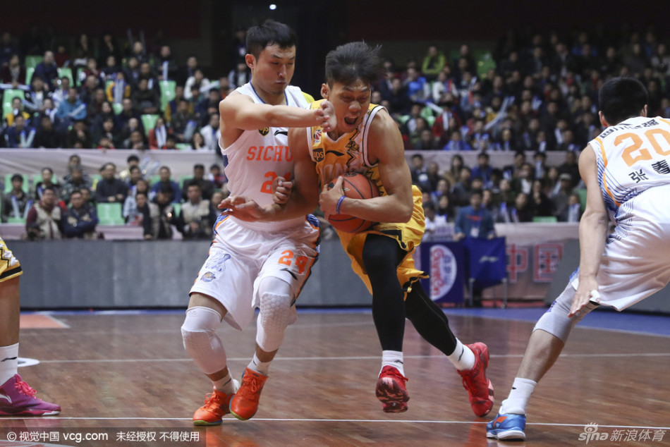 广厦后卫赵大鹏像一颗出膛的炮弹，风驰电掣般杀入四川队拥挤的内线，他在空中身体完全舒展，无视地板上倒地的防守球员，眼里只有高高篮筐。