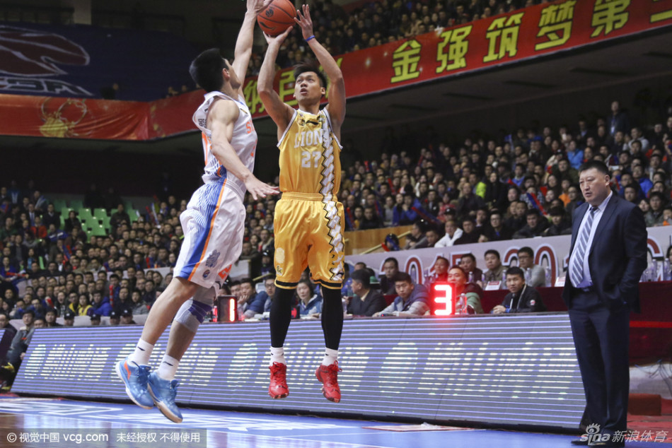 广厦队外援霍尔曼如巨塔般耸立，用自己宽厚的胸膛和长臂组成禁飞区，面对哈达迪的强攻，他眼神坚毅，试图用一记惊天封盖来瓦解对方的进攻。